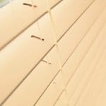 houten shutter jaloezie detail van ladderkoord