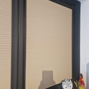plisse hr verduisterend handgreep 73.1007 - zwart profiel plissé met handgreep en u profiel zijgeleiding
