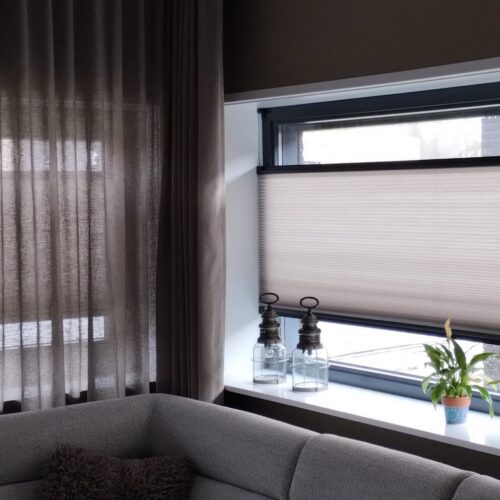 plissegordijnen in nieuwbouwwoning met veel glas